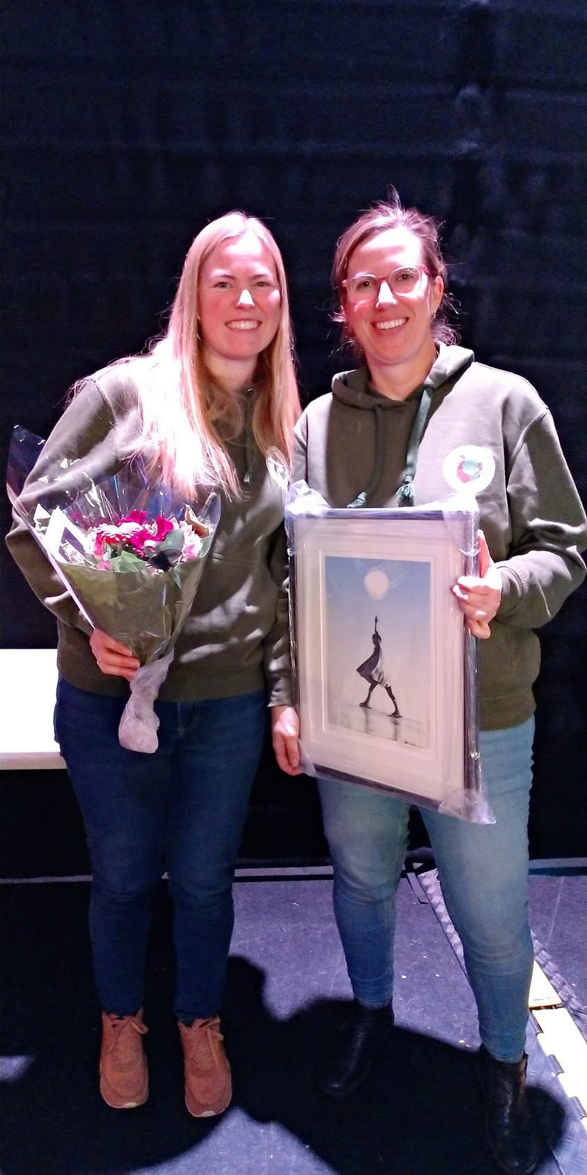 Helene og Therese tok imot prisen for korpset vårt.